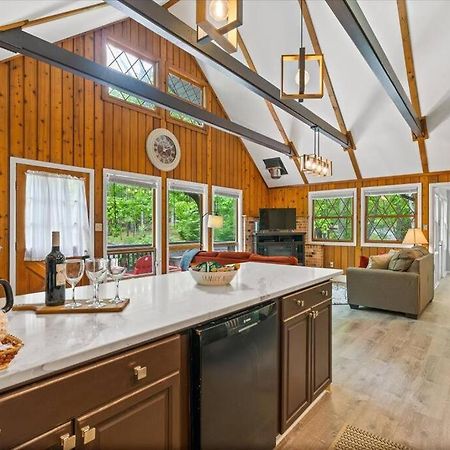 The Gingerbread House: 4 Bedroom Chalet, W/ Sunroom/Deck, Sleeps 12, Modern Amenities McGaheysville Bagian luar foto
