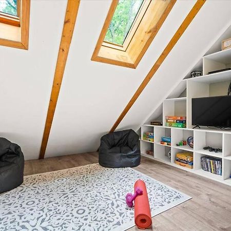 The Gingerbread House: 4 Bedroom Chalet, W/ Sunroom/Deck, Sleeps 12, Modern Amenities McGaheysville Bagian luar foto