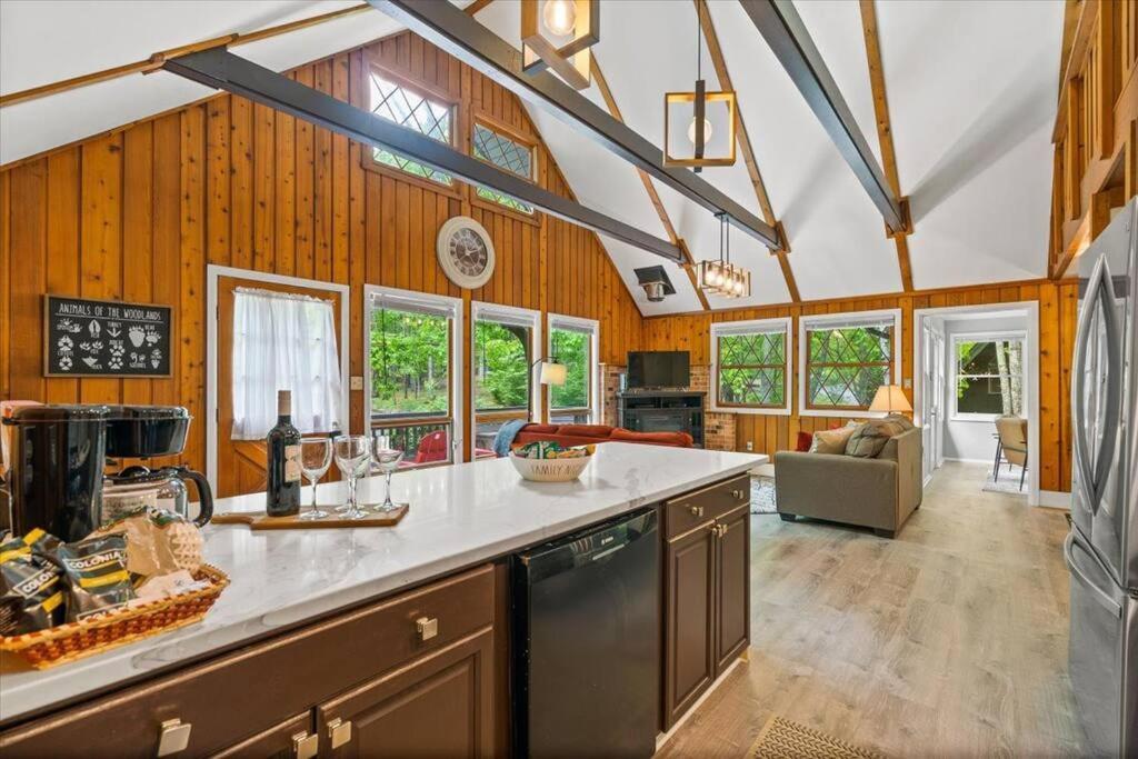 The Gingerbread House: 4 Bedroom Chalet, W/ Sunroom/Deck, Sleeps 12, Modern Amenities McGaheysville Bagian luar foto
