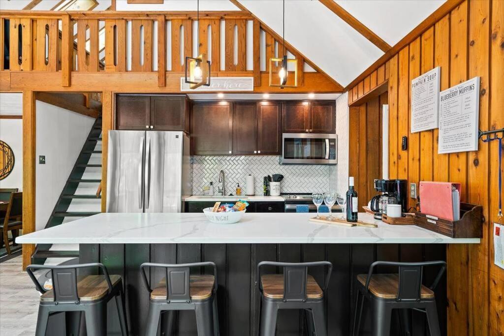 The Gingerbread House: 4 Bedroom Chalet, W/ Sunroom/Deck, Sleeps 12, Modern Amenities McGaheysville Bagian luar foto