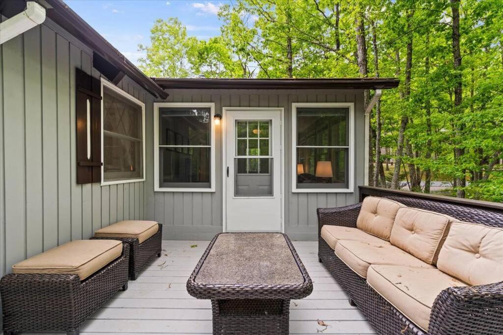 The Gingerbread House: 4 Bedroom Chalet, W/ Sunroom/Deck, Sleeps 12, Modern Amenities McGaheysville Bagian luar foto