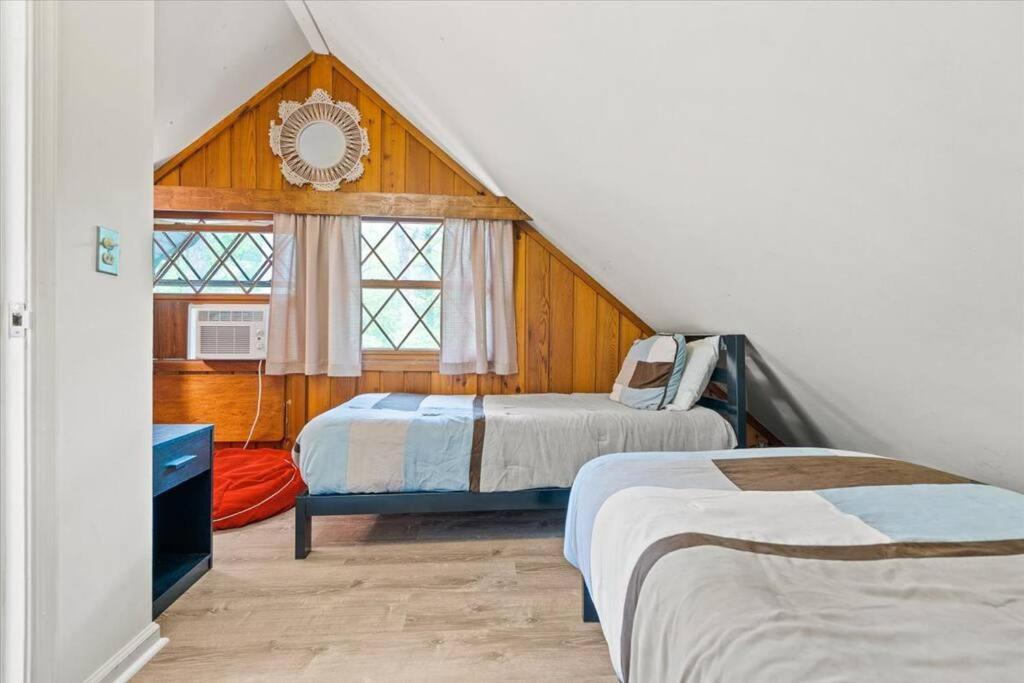 The Gingerbread House: 4 Bedroom Chalet, W/ Sunroom/Deck, Sleeps 12, Modern Amenities McGaheysville Bagian luar foto