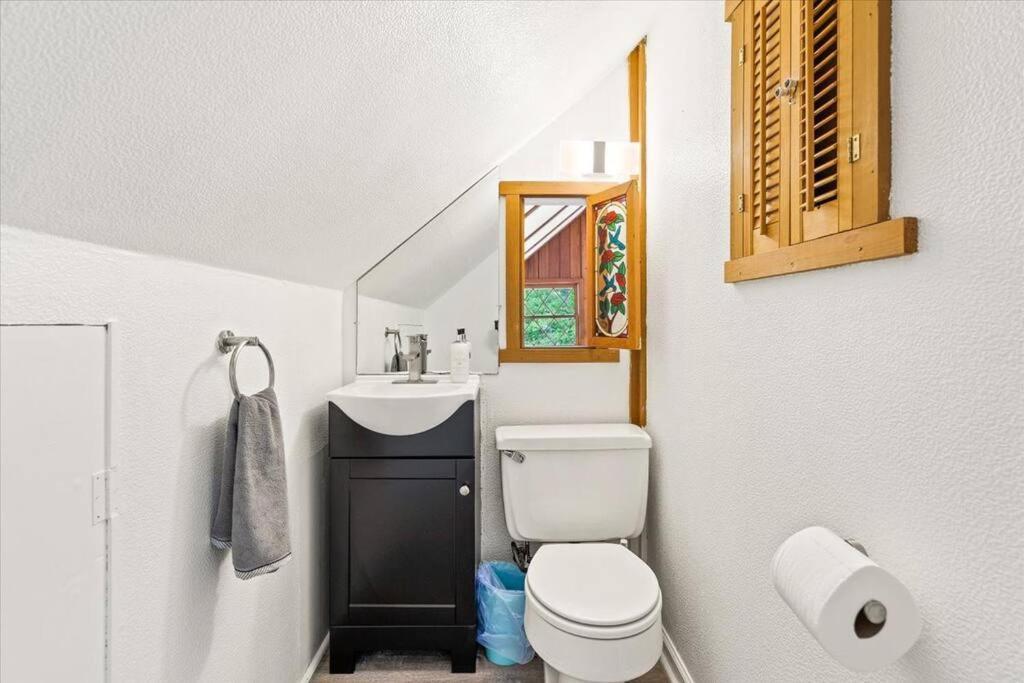 The Gingerbread House: 4 Bedroom Chalet, W/ Sunroom/Deck, Sleeps 12, Modern Amenities McGaheysville Bagian luar foto