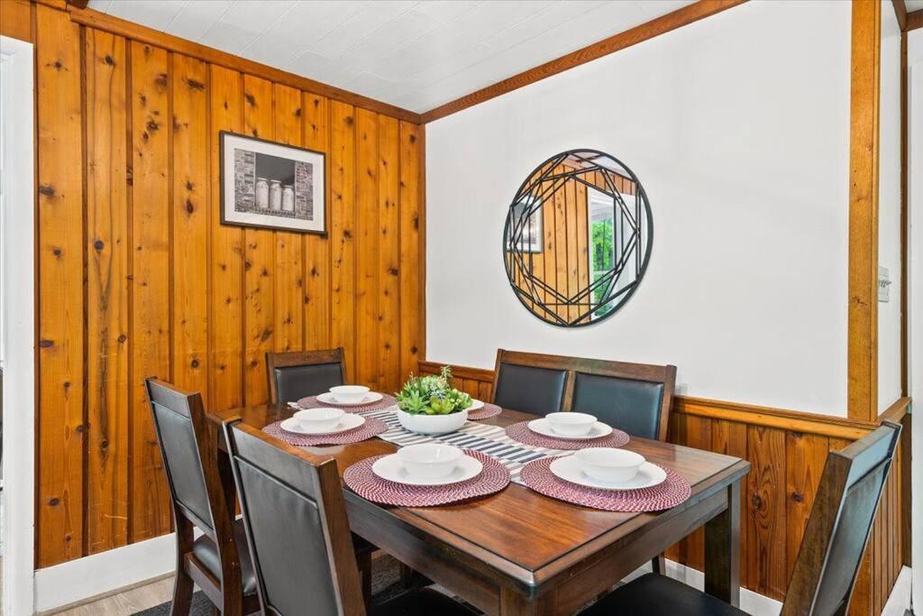The Gingerbread House: 4 Bedroom Chalet, W/ Sunroom/Deck, Sleeps 12, Modern Amenities McGaheysville Bagian luar foto
