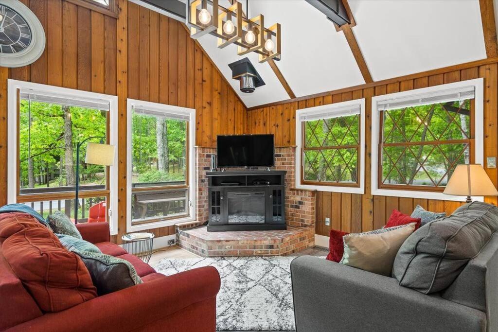 The Gingerbread House: 4 Bedroom Chalet, W/ Sunroom/Deck, Sleeps 12, Modern Amenities McGaheysville Bagian luar foto