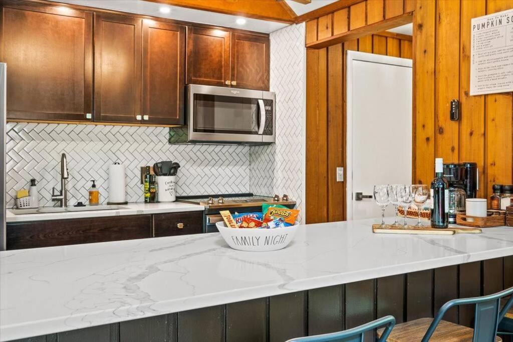 The Gingerbread House: 4 Bedroom Chalet, W/ Sunroom/Deck, Sleeps 12, Modern Amenities McGaheysville Bagian luar foto