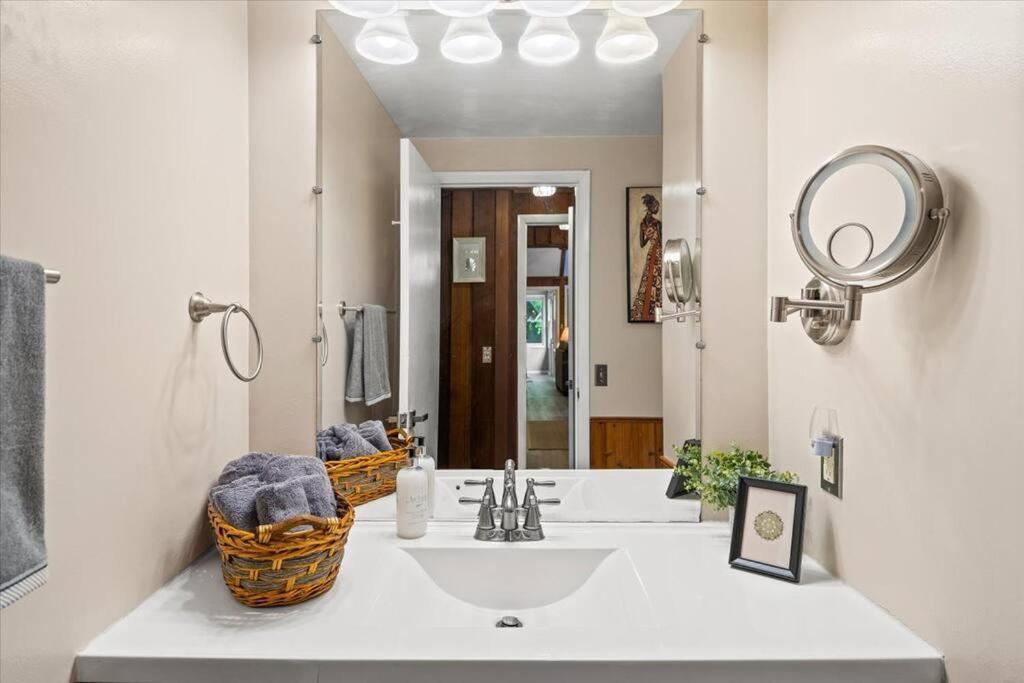 The Gingerbread House: 4 Bedroom Chalet, W/ Sunroom/Deck, Sleeps 12, Modern Amenities McGaheysville Bagian luar foto
