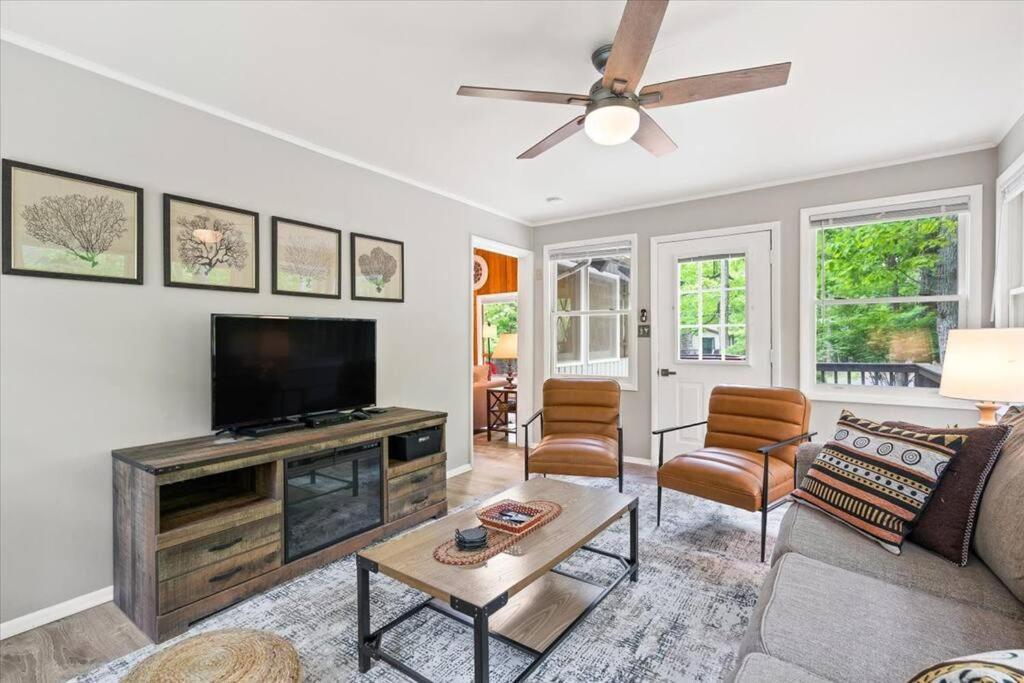 The Gingerbread House: 4 Bedroom Chalet, W/ Sunroom/Deck, Sleeps 12, Modern Amenities McGaheysville Bagian luar foto