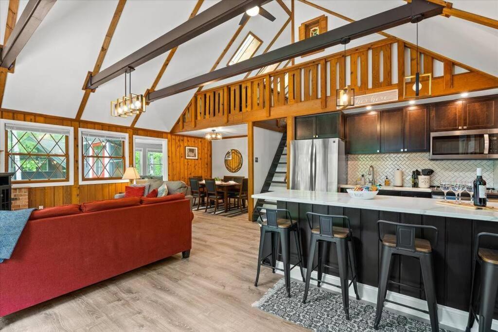 The Gingerbread House: 4 Bedroom Chalet, W/ Sunroom/Deck, Sleeps 12, Modern Amenities McGaheysville Bagian luar foto