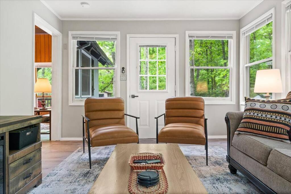 The Gingerbread House: 4 Bedroom Chalet, W/ Sunroom/Deck, Sleeps 12, Modern Amenities McGaheysville Bagian luar foto