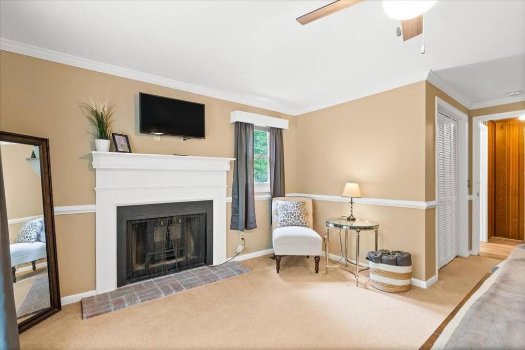 The Gingerbread House: 4 Bedroom Chalet, W/ Sunroom/Deck, Sleeps 12, Modern Amenities McGaheysville Bagian luar foto